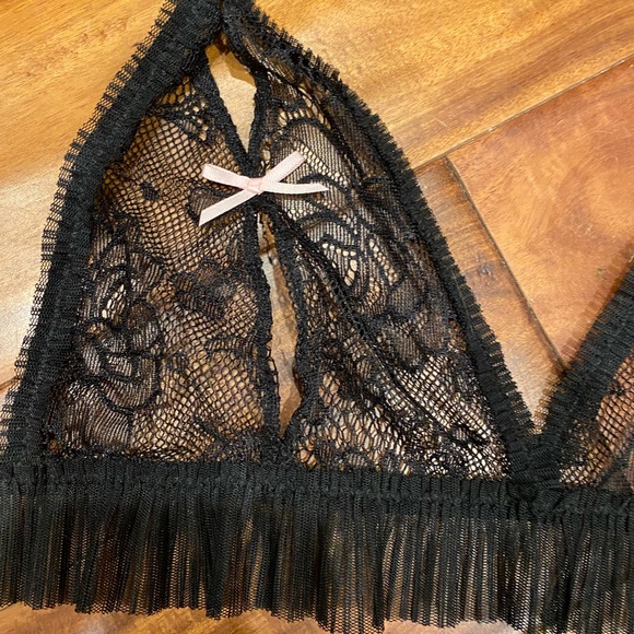 Victoria’s Secret sexy peekaboo lace bra - Picture 2 of 5